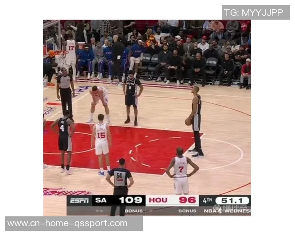 光头球星文班亚马与凯尔登赛后携手三位主场球迷合影留念